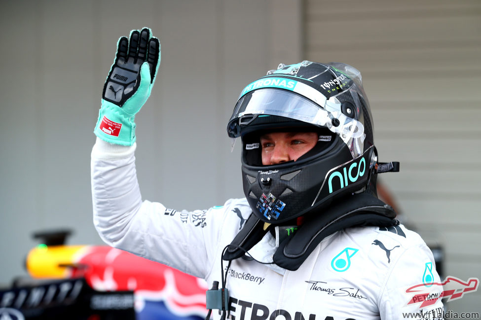 Nico Rosberg saluda tras lograr la pole en Suzuka
