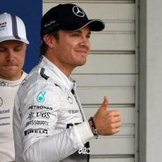 Nico Rosberg levanta el pulgar victorioso