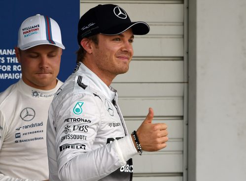 Nico Rosberg levanta el pulgar victorioso