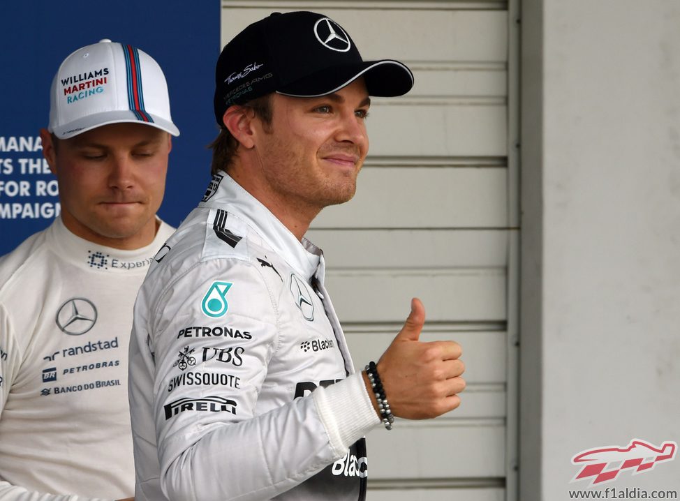 Nico Rosberg levanta el pulgar victorioso