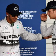 Lewis Hamilton y Nico Rosberg se colocan para la foto