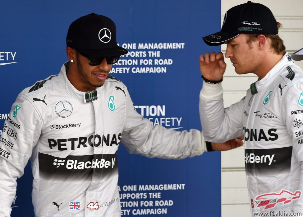 Lewis Hamilton y Nico Rosberg se colocan para la foto