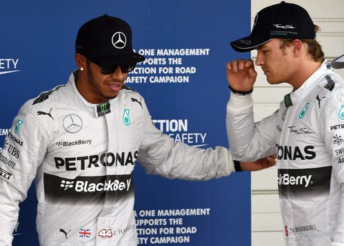 Lewis Hamilton y Nico Rosberg se colocan para la foto