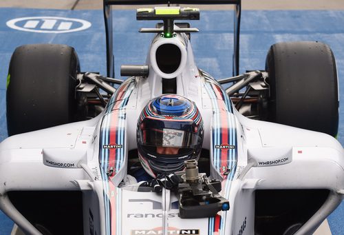 Valtteri Bottas se dispone a salir del FW36