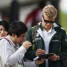 Marcus Ericsson firma autógrafos durante el GP de Japón