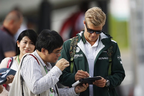 Marcus Ericsson firma autógrafos durante el GP de Japón