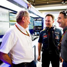 Helmut Marko, Christian Horner y Nigel Mansell charlan