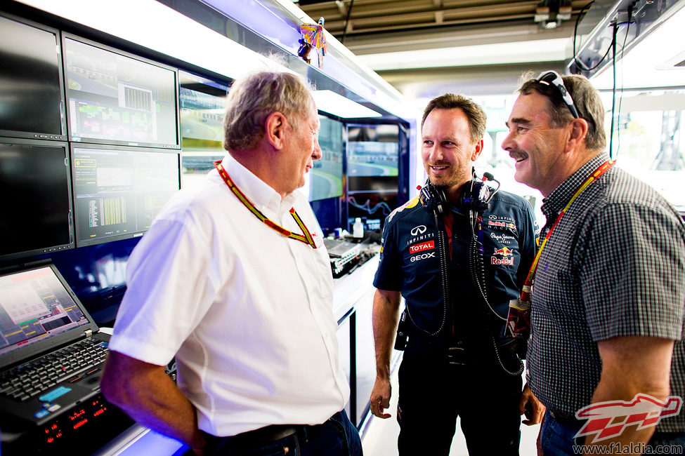 Helmut Marko, Christian Horner y Nigel Mansell charlan