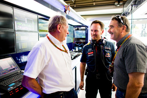 Helmut Marko, Christian Horner y Nigel Mansell charlan