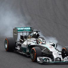 Lewis Hamilton se pasa de frenada con el W05