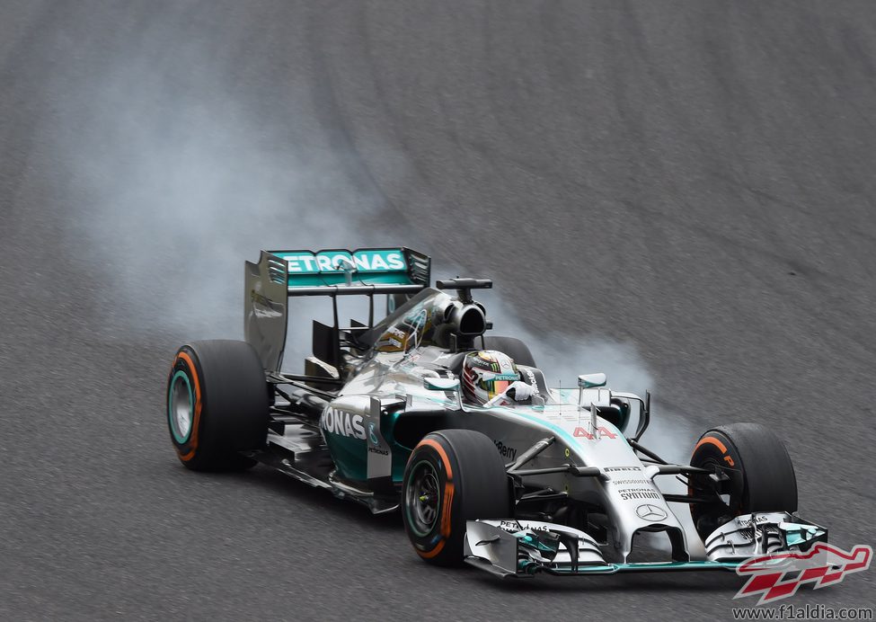 Lewis Hamilton se pasa de frenada con el W05