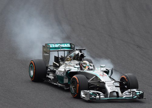 Lewis Hamilton se pasa de frenada con el W05