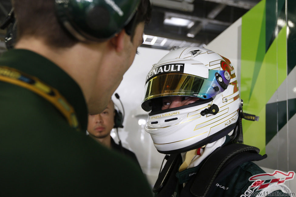 Kamui Kobayashi charla con sus ingenieros