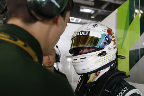 Kamui Kobayashi charla con sus ingenieros