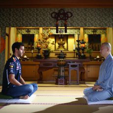 Daniel Ricciardo con un maestro en el templo de Zenshoan en Tokio