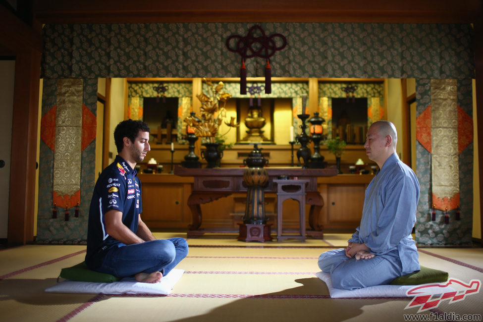 Daniel Ricciardo con un maestro en el templo de Zenshoan en Tokio
