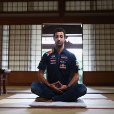 Daniel Ricciardo se acerca a la meditación zen en el templo de Zenshoan