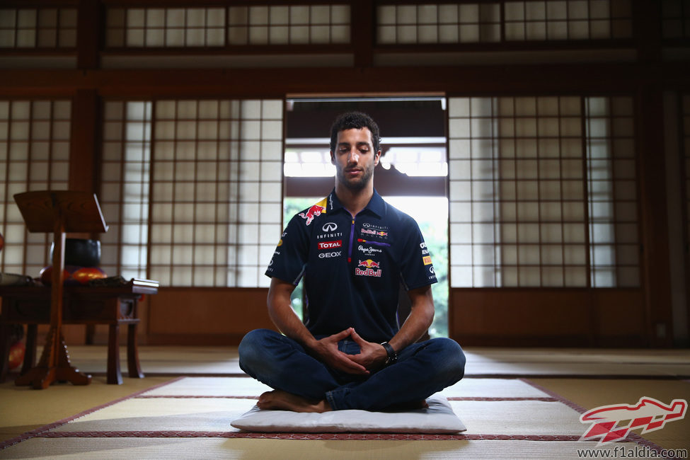 Daniel Ricciardo se acerca a la meditación zen en el templo de Zenshoan