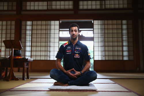 Daniel Ricciardo se acerca a la meditación zen en el templo de Zenshoan