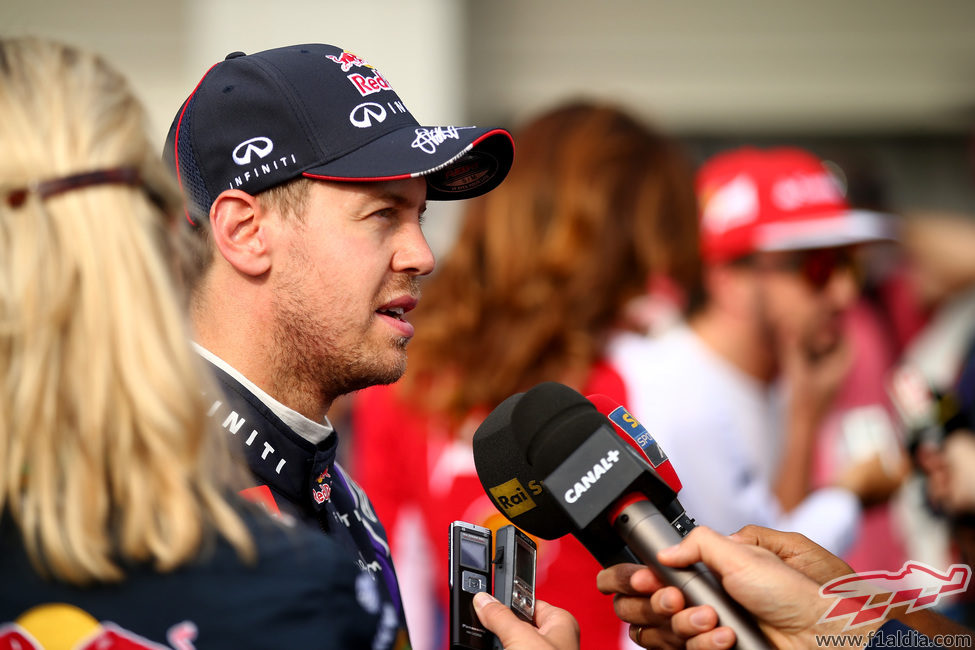 Sebastian Vettel atiende a los medios de comunicación