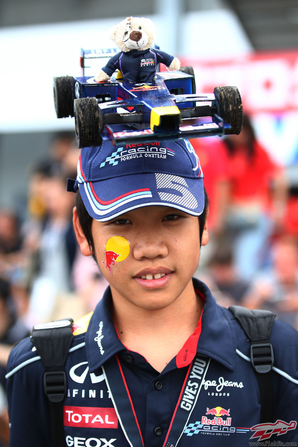 Joven japonés aficionado a Red Bull