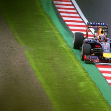 Daniel Ricciardo prueba los límites de la pista