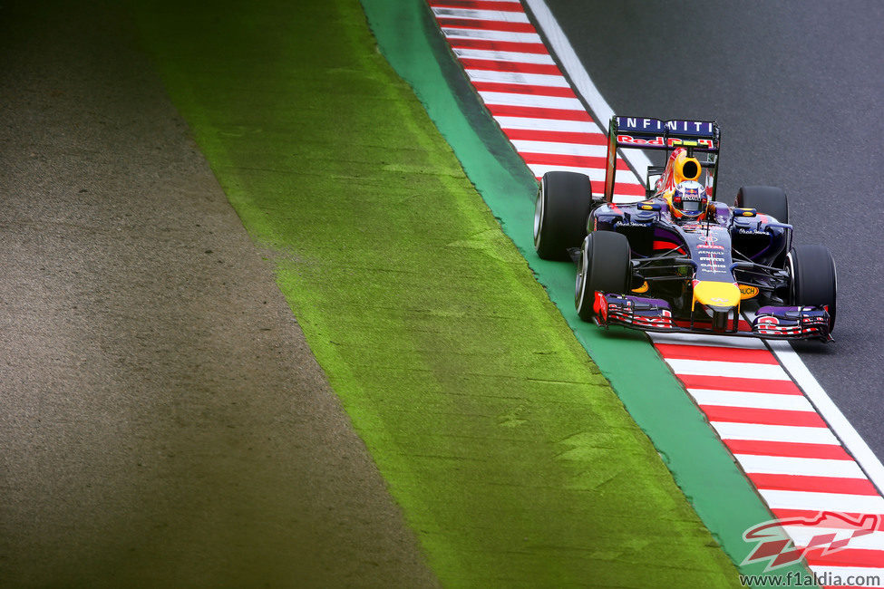 Daniel Ricciardo prueba los límites de la pista