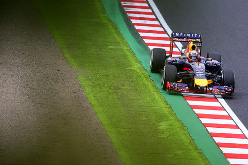 Daniel Ricciardo prueba los límites de la pista