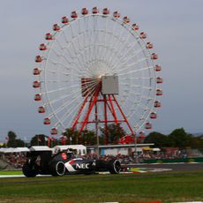 Esteban Gutiérrez ante la imponente noria de Suzuka