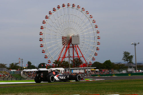 Esteban Gutiérrez ante la imponente noria de Suzuka