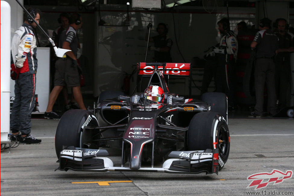 Adrian Sutil sale de su garaje durante de la clasificación