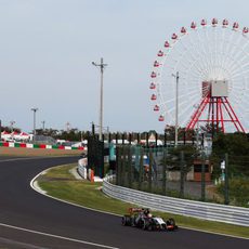 Nico Hulkenberg pasando por debajo de la noria de Suzuka