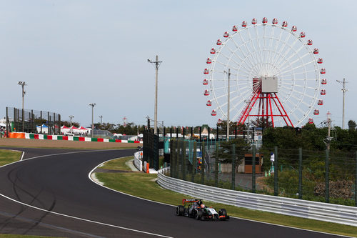 Nico Hulkenberg pasando por debajo de la noria de Suzuka