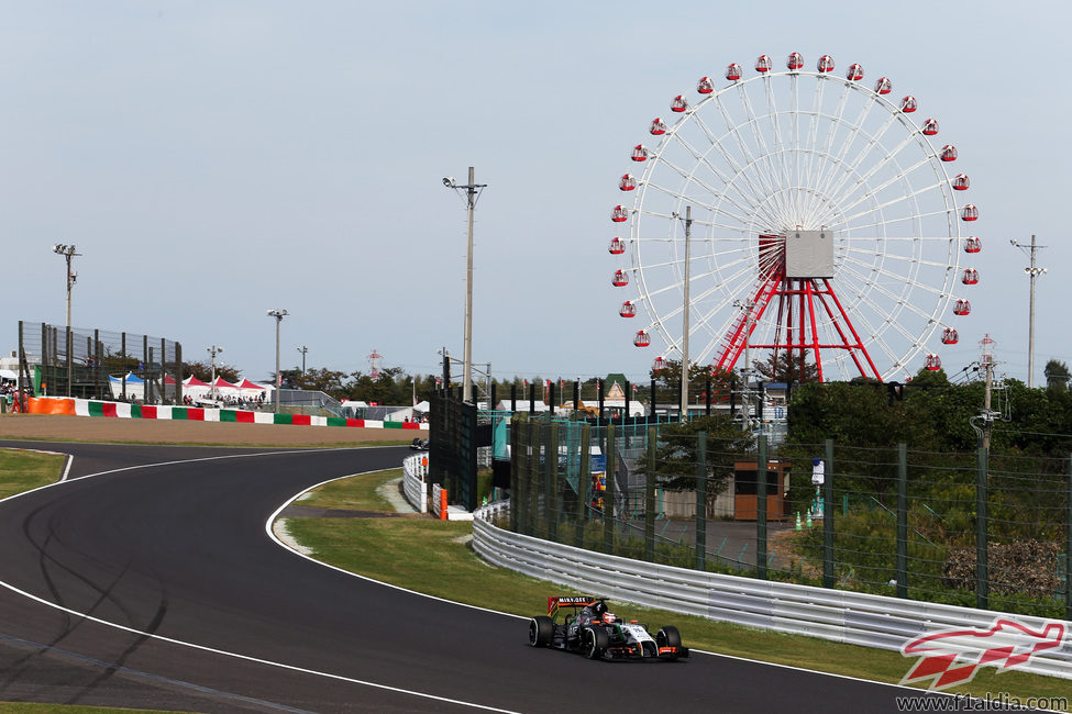 Nico Hulkenberg pasando por debajo de la noria de Suzuka