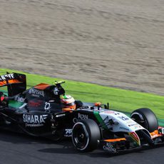 Sergio Perez en pista durante los terceros libres de Japón