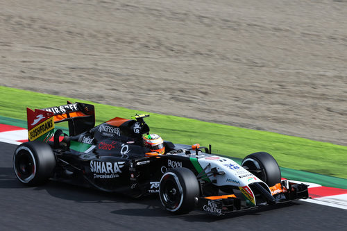 Sergio Perez en pista durante los terceros libres de Japón