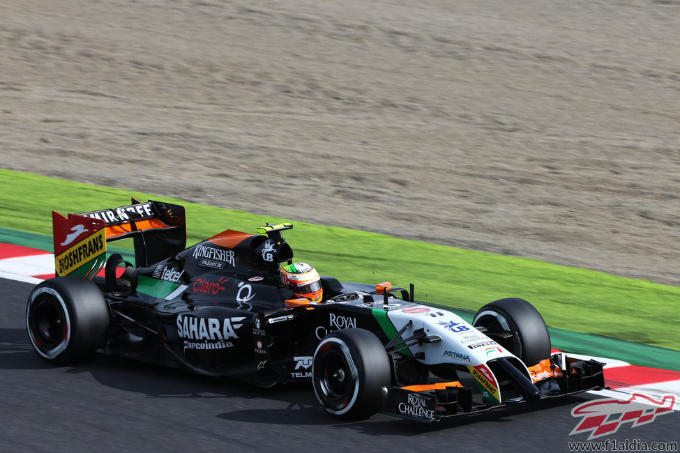 Sergio Perez en pista durante los terceros libres de Japón