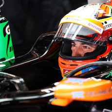 Sergio Perez concentrado en el cockpit antes de salir a pista