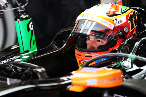 Sergio Perez concentrado en el cockpit antes de salir a pista