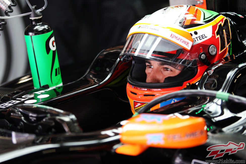 Sergio Perez concentrado en el cockpit antes de salir a pista