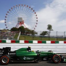 Marcus Ericsson bajo la noria de Suzuka