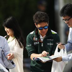 Kobayashi firmando autógrafos a sus fans locales