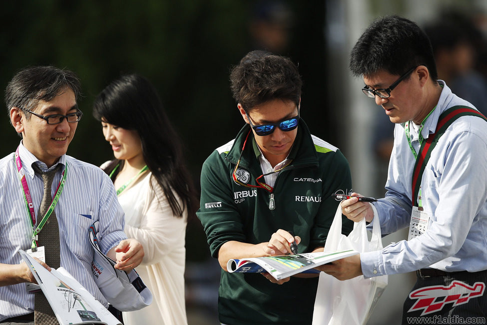 Kobayashi firmando autógrafos a sus fans locales