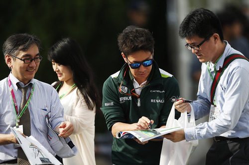 Kobayashi firmando autógrafos a sus fans locales