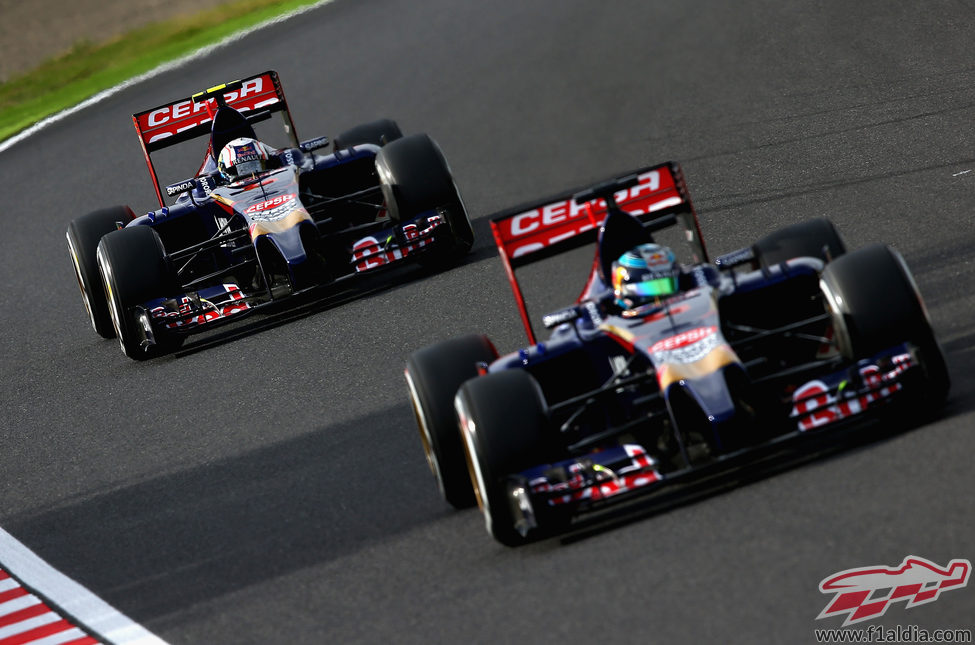 Daniil Kvyat siguiendo a Jean-Eric Vergne