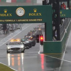 Los coches esperan en la calle de boxes tras el coche de seguridad