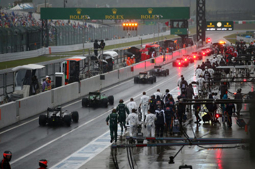 Los monoplazas vuelven a boxes por la lluvia