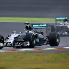 Nico Rosberg trata de huír de Lewis Hamilton