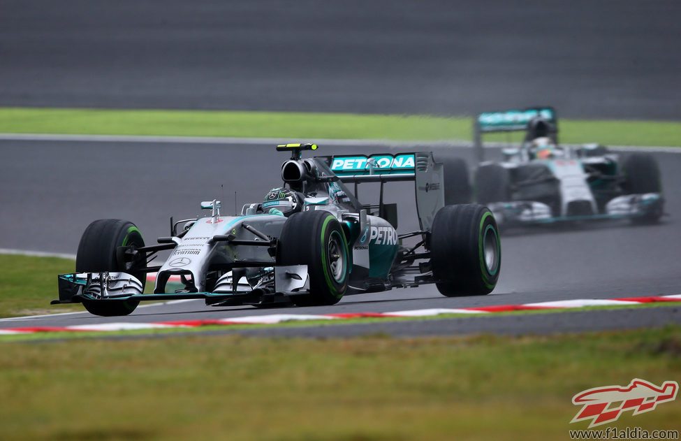 Nico Rosberg trata de huír de Lewis Hamilton