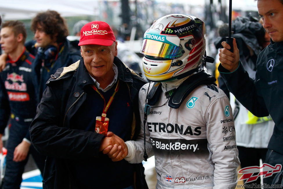 Niki Lauda felicita a Lewis Hamilton por su victoria